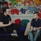 En el vídeo que la BBC ha preparado como material didáctico aparecen niños preguntando a profesores sobre "identidades de género"