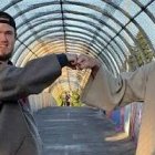 Scott Woltze, con el símbolo del Sagrado Corazón, es desde 2014 un evangelizador callejero en Portland... pero durante años estuvo muy lejos de Dios