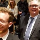 Marcus sonríe el día de su lectorado, y detrás sus padres, que se convirtieron dos años después que él