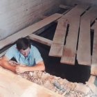 Arno Celson se coloca en el lugar donde cayó para indicar como fue el hecho asombroso: era un hueco del ascensor