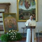 El Papa Francisco, de forma insólita, pronunció su discurso de Ángelus desde la Biblioteca, por Internet
