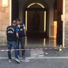 Policía en la entrada del palacio episcopal de Avellino, en Italia, tras la explosión del artefacto