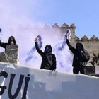 Feministas ante el Monasterio de Sant Cugat el 8 de marzo de 2020, antes de irrumplir con gritos en plena misa