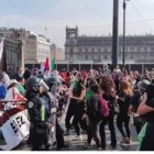 Manifestación feminista agresiva ante la catedral de México el 8 de marzo de 2020 - mujeres policía protegían el edificio