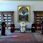 Es una escena insólita ver al Papa predicar su catequesis del miércoles sin público, desde la Biblioteca, sólo con ayuda de sus traductores