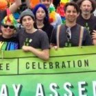 Asistentes a las Sunday Assemblies acuden a un desfile de Orgullo Gay, a ofrecer celebraciones sin divinidades