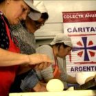 Cáritas Argentina ha reforzado su trabajo contra el hambre comedores y repartos de bolsas de comida...