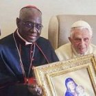 El cardenal Sarah tiene una relación fluida con Benedicto XVI y muestra las cartas del Papa emérito acerca de su libro conjunto