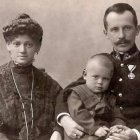 Los padres de Juan Pablo II - un militar casado con una hija de zapateros- afrontaron enfermedades, guerras, la pérdida de hijos...