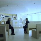 Una mujer golpeada por la tragedia y un capellán de hospital hablan en la capilla... en un mundo frío, el Corazón de Jesús aporta calor