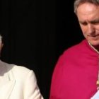 Gänswein es el asistente personal del Papa  Benedicto, transmite su voluntad de no figurar como co-autor sino como colaborador del libro de Sarah