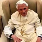 Una de las últimas imágenes de Benedicto XVI, tomada a principios de agosto durante su encuentro con Livio Melina, profesor destituido del Pontificio Instituto Juan Pablo II.