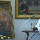 El Papa reza ante una imagen de la Virgen desde el Vaticano. También a Francisco le afectan todas las restricciones provocadas por el coronavirus