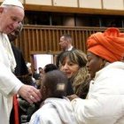 Como en cada miércoles, el Papa Francisco aprovecha la audiencia para saludar y bendecir a los peregrinos