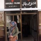 Una mujer sale del Hospital Italiano de Damasco, uno de los 3 hospitales católicos de Siria que atienden gratis a los pobres