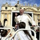 Durante el recorrido por la Plaza de San Pedro, Francisco invitó a algunos niños a subir al papamóvil.