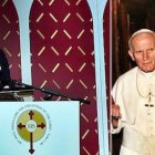 A la izquierda, Mario Enzler durante una intervención en el Congreso Eucarístico de Charlotte (Carolina del Norte) en 2017. A la derecha, él mismo junto a San Juan Pablo II cuando era guardia suizo.