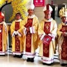 Monseñor Hongwei, en el centro de la imagen, tras su consagración episcopal.