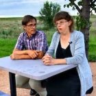 Carrie, con su marido durante la entrevista que está dando a conocer su historia.