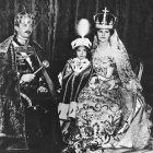 El emperador Carlos I de Austria y IV de Hungría, con su esposa Zita de Borbón-Parma y su hijo mayor, Otto de Habsburgo, quien fue parlamentario europeo entre 1979 y 1999.