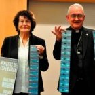 Isabel Escartín - pastoral penitenciaria de Zaragoza- y Ángel Pueyo -obispo de Barbastro animan a financiar estas tarjetas de teléfono para presos