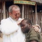 Benedicto Sánchez en uno de sus encuentros de  reconciliación con antiguos soldados forzados y niños de la guerra en Angola