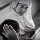 Una religiosa atienda a una mujer víctima de la trata