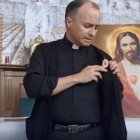 El padre Arellano muestra el Detente que lleva puesto, un arma para luchar contra el coronavirus