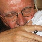 El P. Renato Chiera abraza a un 'niño de la calle' de las favelas de Brasil