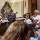 El momento del reencuentro entre Shelly Pennefather, ahora Hermana Rose Marie, y sus amigas y familiares.