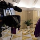 Es la quinta misa que celebra el Papa sin feligreses, en la capilla de la Casa Santa Marta, sólo con las cámaras y algún colaborador