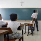 Hay entidades que usan distintos trucos para dificultar o esconder la clase de religión confesional en las escuelas de Cataluña