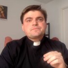 Don Gabriel se emociona en varios momentos al pensar en los enfermos, en los sanitarios y en la imposibilidad de ejercer su tarea sacerdotal.