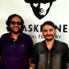 José María Zavala (izquierda de la foto), junto a Javier de la Cruz, autor de la banda sonora de las dos películas del director madrileño sobre el Padre Pío.