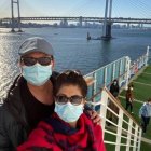 Marichu y Ding Camales-Torrijos, con mascarillas durante una breve caminata al aire libre en el crucero Diamond Princess durante la cuarentena /CNS