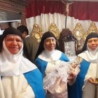 Religiosas concepcionistas con la imagen de la Divina Infantita en México