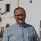 El padre Miguel Ángel, párroco de Formentera, en una foto junto a Sant Francesc antes del confinamiento -durante la cuarentena se ha dejado barba