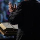 Un predicador negro con su Biblia... de media, 45 minutos