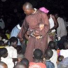 Un franciscano entre niños de Benín, país muy pobre de fuerte cultura vudú donde es común el pensamiento de que los espíritus requieren sacrificios