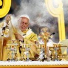 El Papa en su misa en Bangkok... en Tailandia hay mucha afición al color dorado en el culto