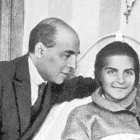 Francisco mira a su hija Conchita, ya enferma y en la cama