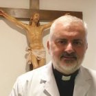 El padre José Medina es desde el apsado 1 de septiembre el capellán del hospital de Valdemoro... no deja a los enfermos