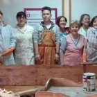 David, que ya tiene 18 años, y varias vecinas del pueblo adentrándose en el mundo de la restauración de artesonados y madera