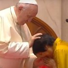 El Papa Francisco saludó y dio la bendición a esta postulante tras escuchar su testimonio de conversión