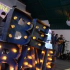 Música y luz y nuevas amistades son elementos importantes en estos encuentros de exploración de la fe