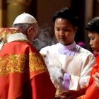 El Papa Francisco en la misa final en la catedral de Bangkok, a al que acudieron jóvenes de todo el país
