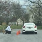 La imagen del padre Scott confesando en el párking está dando la vuelta al mundo