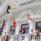 La bandera del lobby gay y la bandera transexual en el Ayuntamiento de Gudalajara en 2019... algo ilegal, confirmaría el Tribunal Supremo