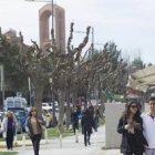 La avenida Europa es la principal arteria de Pozuelo, con la torre de la parroquia de Santa María de Cana al fondo