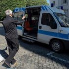 El cardenal Krajewski, Limosnero Apostólico, muestra al Papa la nueva ambulancia vaticana para pobres, que él bendecirá